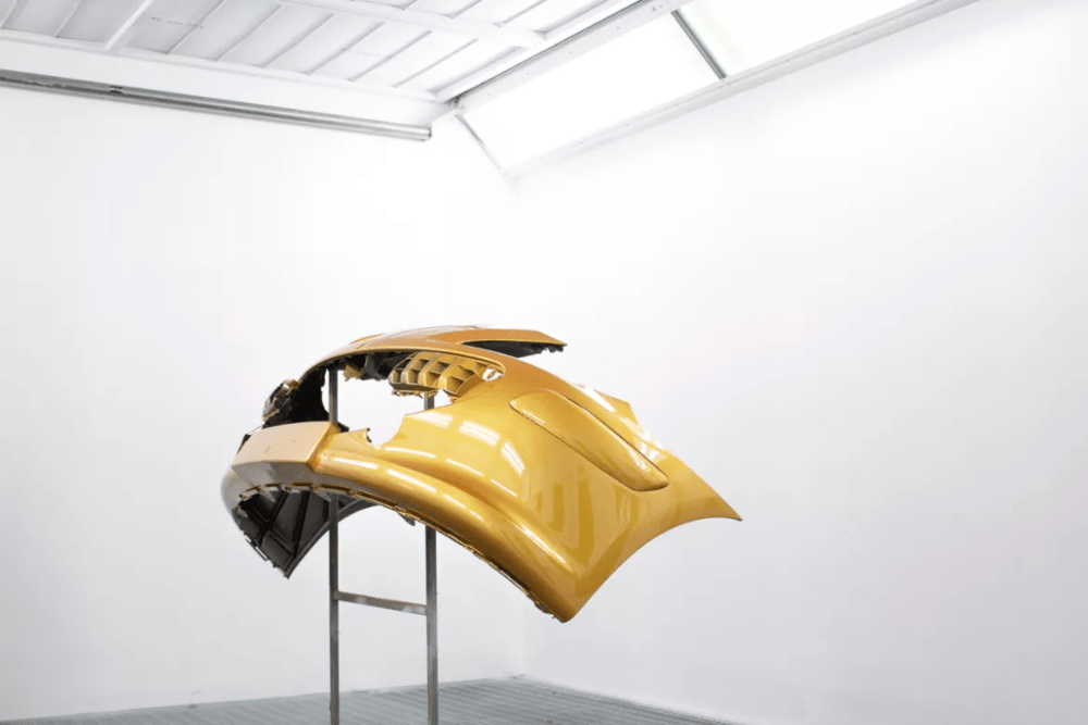 Questo paraurti è stato verniciato a colori nella nostra cabina di verniciatura.