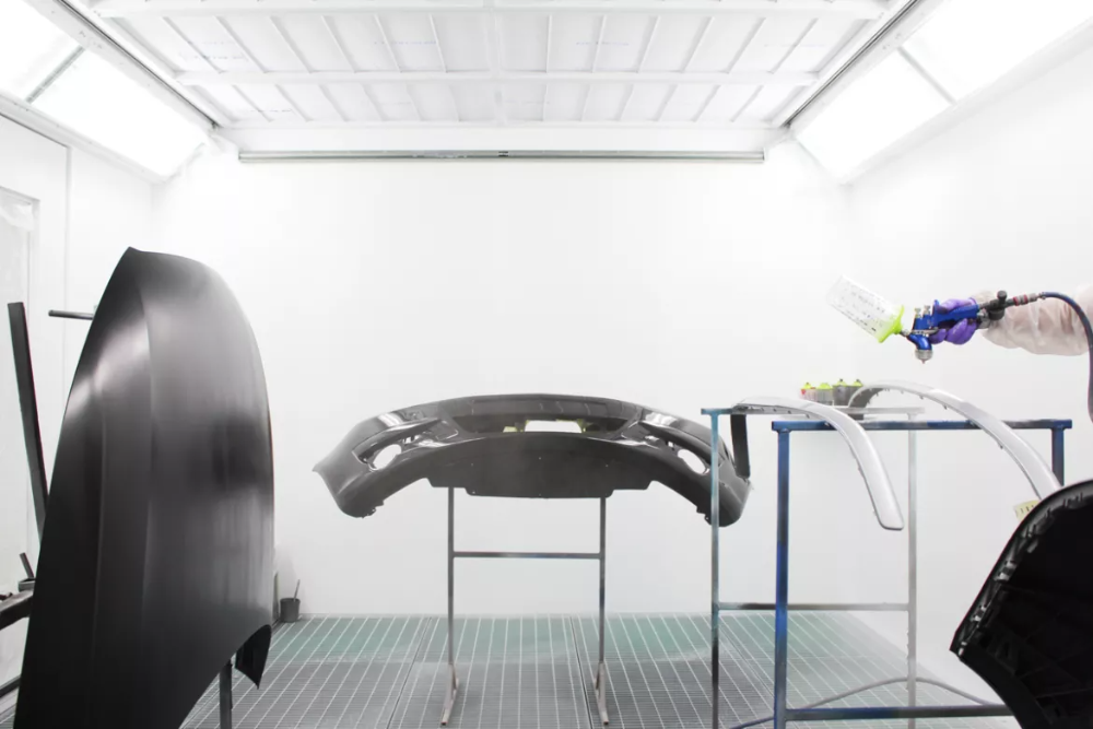 Vari pezzi di auto verniciati nella nostra cabina di verniciatura.