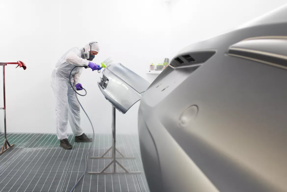 Trabajos de pintura en nuestra cabina de pintura.