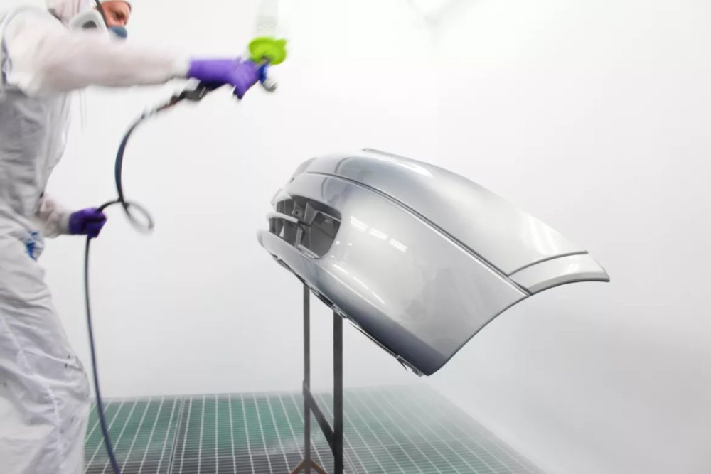 Primer plano del trabajo de pintura en nuestra cabina de pintura.